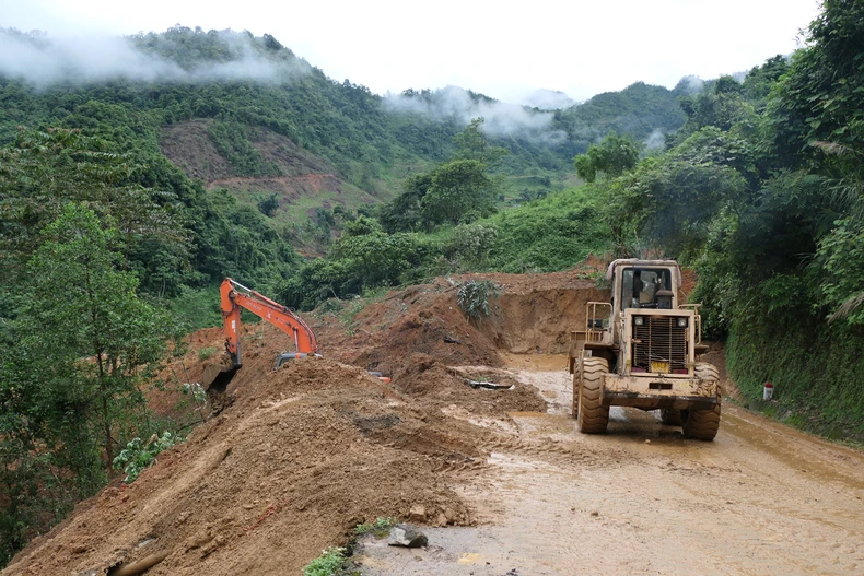 Hà Giang dừng công tác tìm kiếm cứu nạn, tập trung thông tuyến Quốc lộ 34 ảnh 2