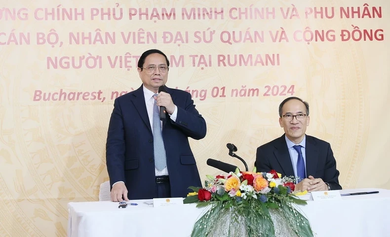 View - [Ảnh] Thủ tướng thăm Đại sứ quán và gặp gỡ cộng đồng Người Việt Nam tại Romania