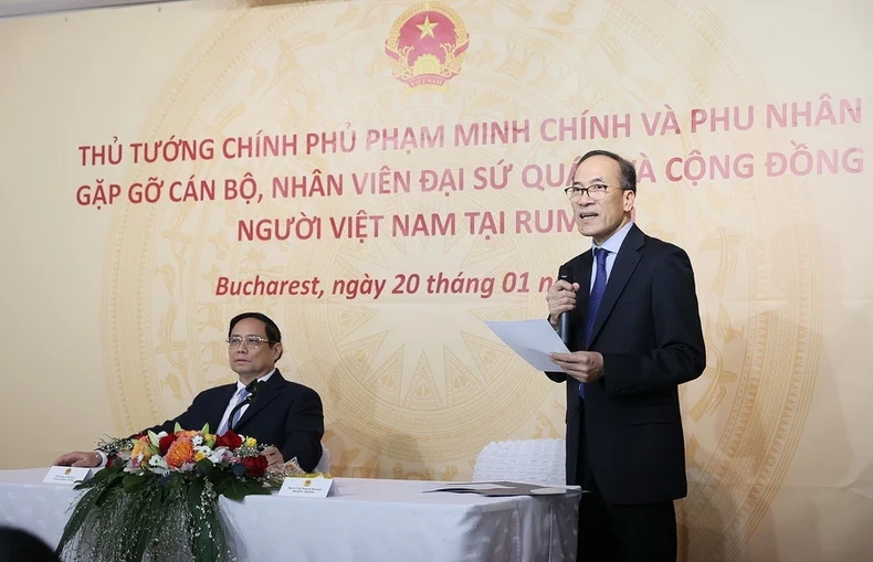 View - [Ảnh] Thủ tướng thăm Đại sứ quán và gặp gỡ cộng đồng Người Việt Nam tại Romania