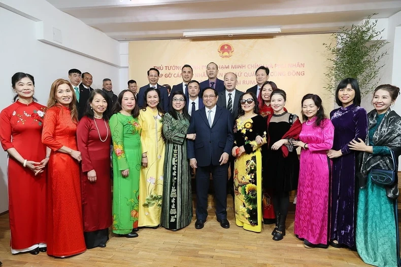 [Ảnh] Thủ tướng thăm Đại sứ quán và gặp gỡ cộng đồng Người Việt Nam tại Romania ảnh 5