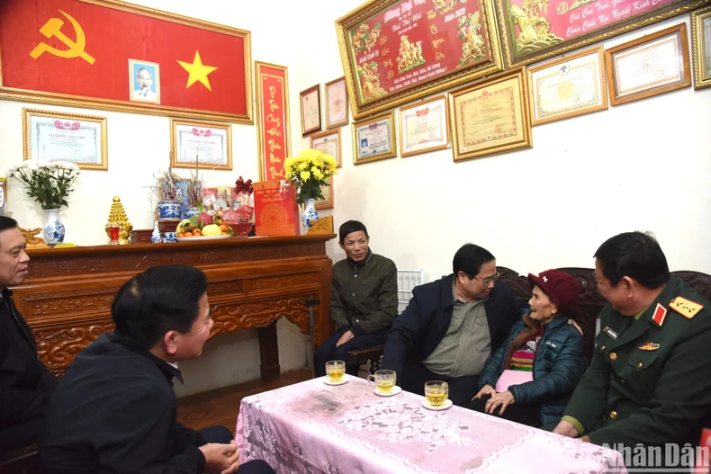 [Ảnh] Thủ tướng Phạm Minh Chính thăm, tặng quà, chúc Tết gia đình chính sách, người có công với cách mạng tỉnh Thanh Hóa ảnh 4