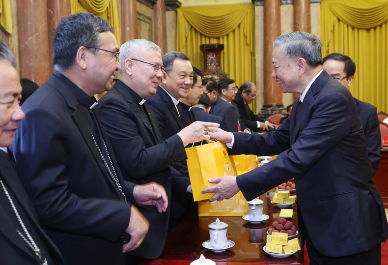 Chủ tịch nước Tô Lâm gặp mặt Đoàn đại biểu lãnh đạo chức sắc các tổ chức tôn giáo ảnh 1