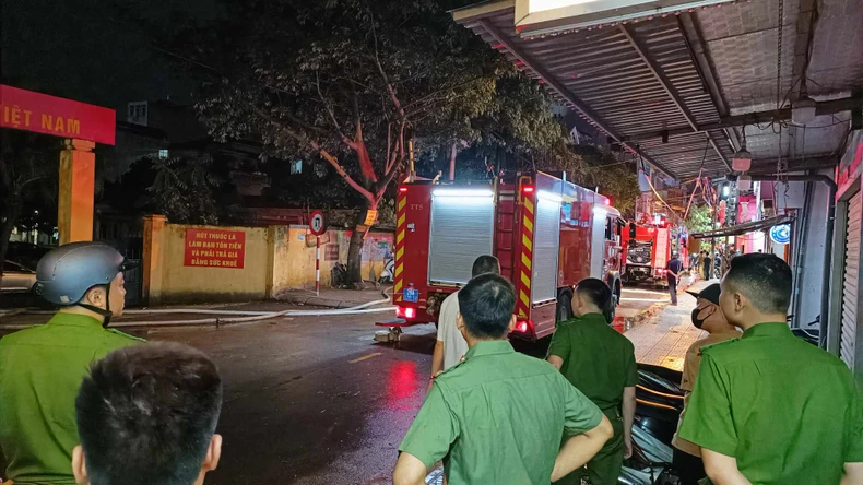 Hà Nội: Cháy nhà dân tại phố Định Công dưới cơn mưa lớn ảnh 8