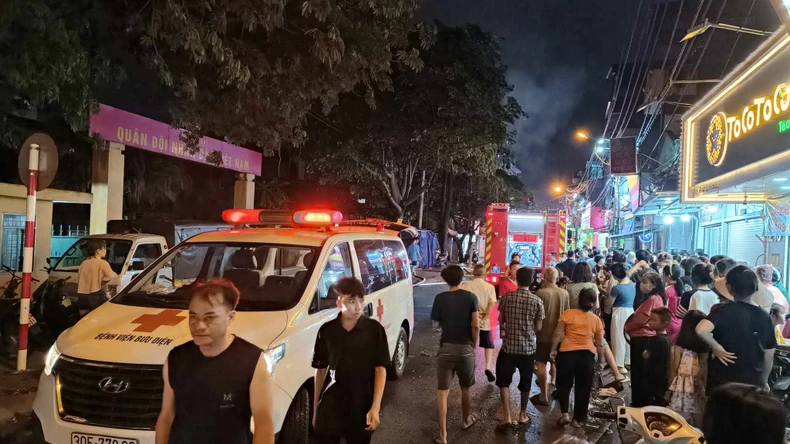 Hà Nội: Cháy nhà dân tại phố Định Công dưới cơn mưa lớn ảnh 5