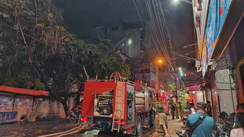 Hà Nội: Cháy nhà dân tại phố Định Công dưới cơn mưa lớn ảnh 6