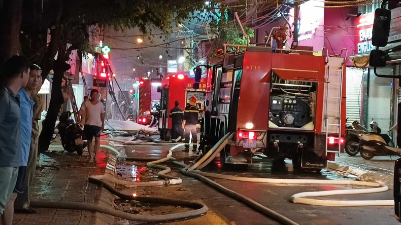 Hà Nội: Cháy nhà dân tại phố Định Công dưới cơn mưa lớn ảnh 7