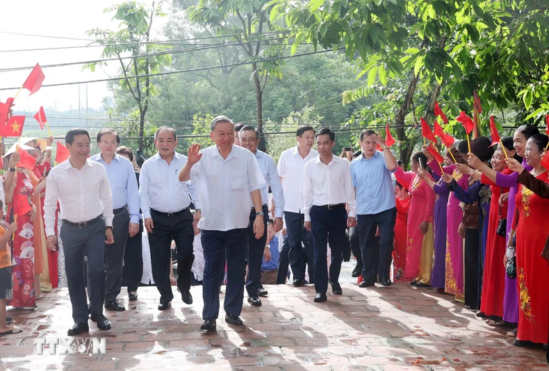 Chủ tịch nước Tô Lâm thăm nhân dân làng cổ Đường Lâm ảnh 1