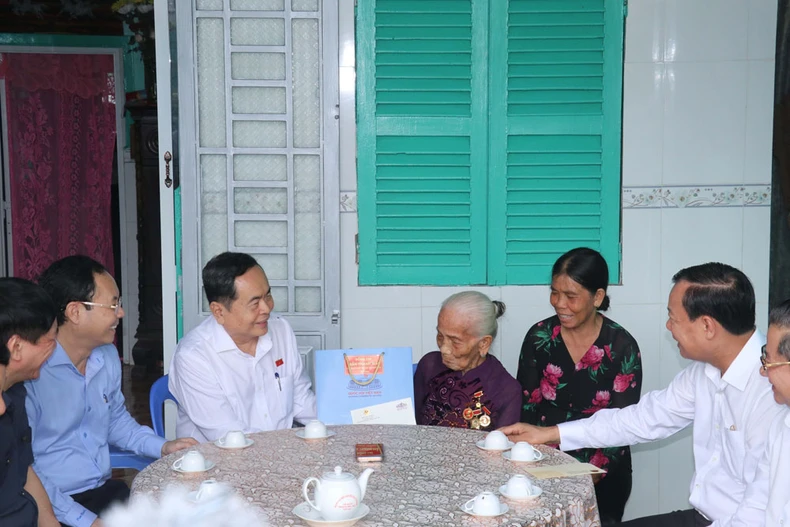 Chủ tịch Quốc hội Trần Thanh Mẫn thăm, tặng quà tri ân người có công tại Cần Thơ ảnh 3