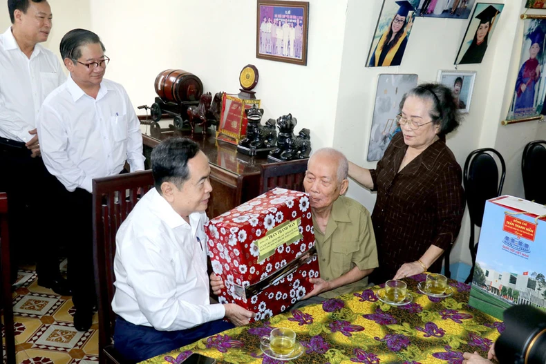 Chủ tịch Quốc hội Trần Thanh Mẫn thăm, tặng quà tri ân người có công tại Cần Thơ ảnh 4