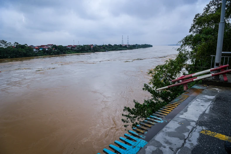 Lũ sông Thao vượt mức lịch sử, nước sông Hồng dâng cao ảnh hưởng một số vùng ở Hà Nội ảnh 9