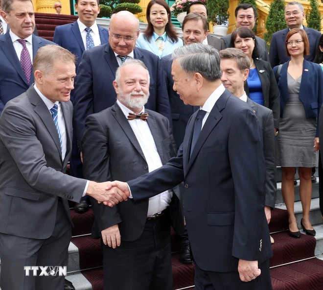 Chủ tịch nước Tô Lâm tiếp các Đại sứ và Đại biện của EU và các nước thành viên ảnh 1