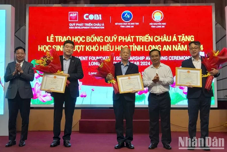 200 học sinh và sinh viên Long An nhận học bổng Quỹ phát triển châu Á ảnh 3