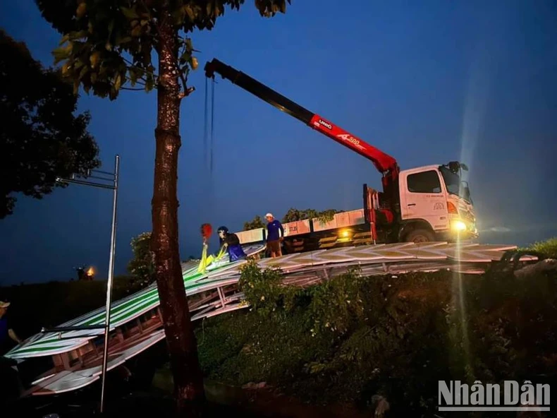 Long An: Lốc xoáy làm 9 nhà dân sập và tốc mái, 2 người bị thương ảnh 2