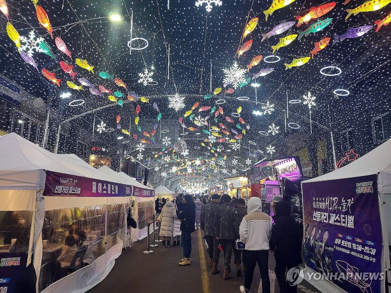 Hàn Quốc: Lễ hội câu cá trên băng nổi tiếng thế giới thu hút hơn 1 triệu khách ảnh 4