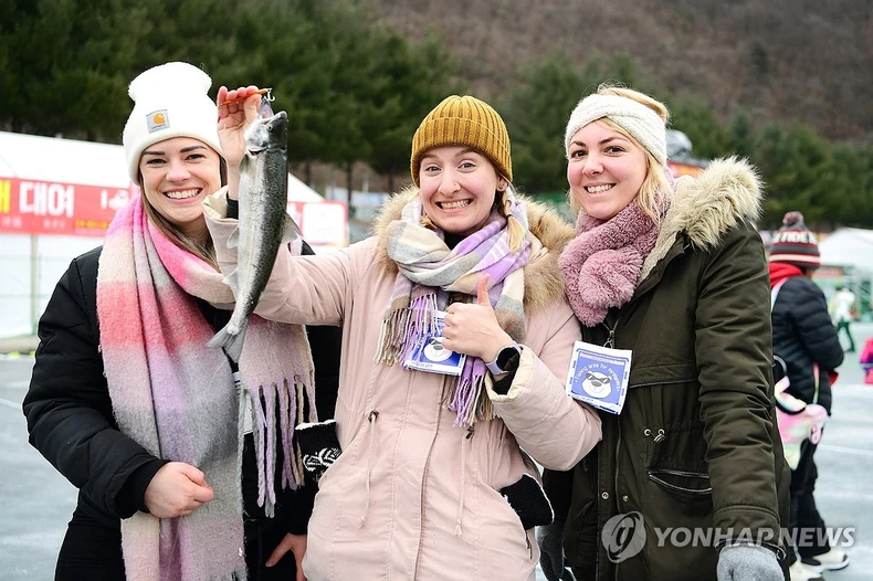 Hàn Quốc: Lễ hội câu cá trên băng nổi tiếng thế giới thu hút hơn 1 triệu khách ảnh 2