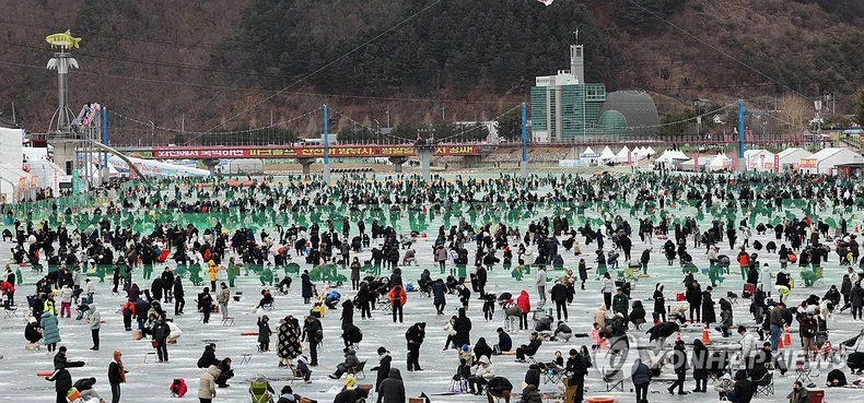 Hàn Quốc: Lễ hội câu cá trên băng nổi tiếng thế giới thu hút hơn 1 triệu khách ảnh 1