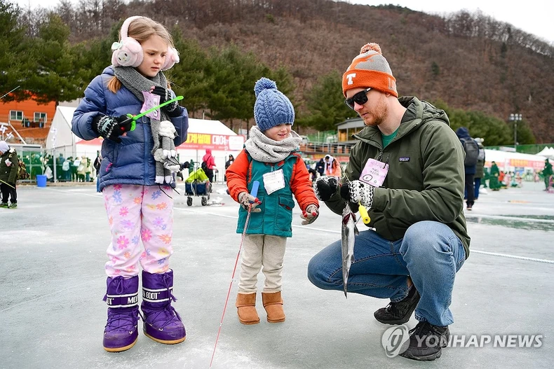 Hàn Quốc: Lễ hội câu cá trên băng nổi tiếng thế giới thu hút hơn 1 triệu khách ảnh 3