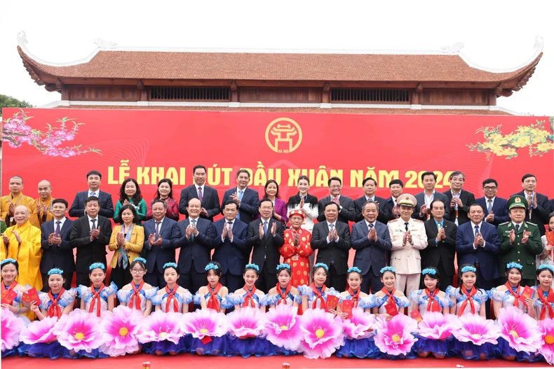 Chủ tịch nước Võ Văn Thưởng dự khai bút đầu xuân, động viên công nhân, người lao động tại Hà Nội- Ảnh 4.