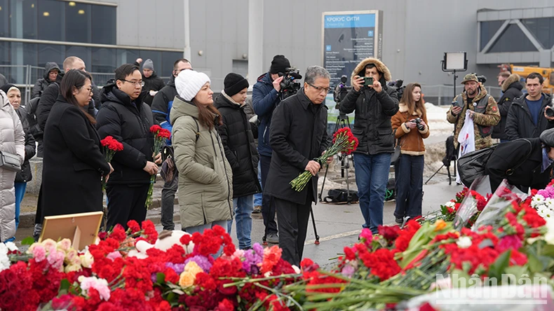 Đại diện các cơ quan ngoại giao nước ngoài tưởng niệm các nạn nhân vụ khủng bố tại Nga ảnh 1