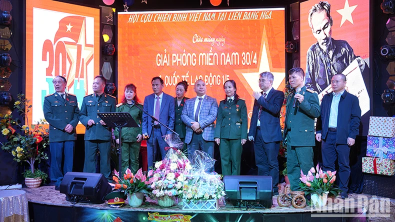 Cựu chiến binh Việt Nam tại Nga kỷ niệm 49 năm Ngày thống nhất đất nước ảnh 1