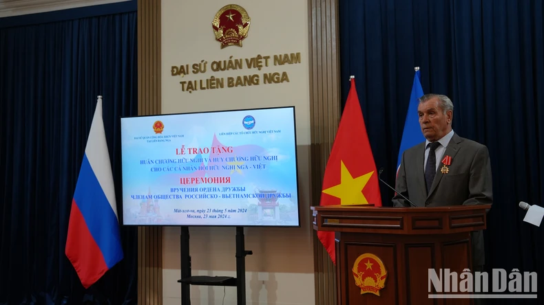 Trao phần thưởng cao quý của Nhà nước Việt Nam tặng những người bạn Nga ảnh 3