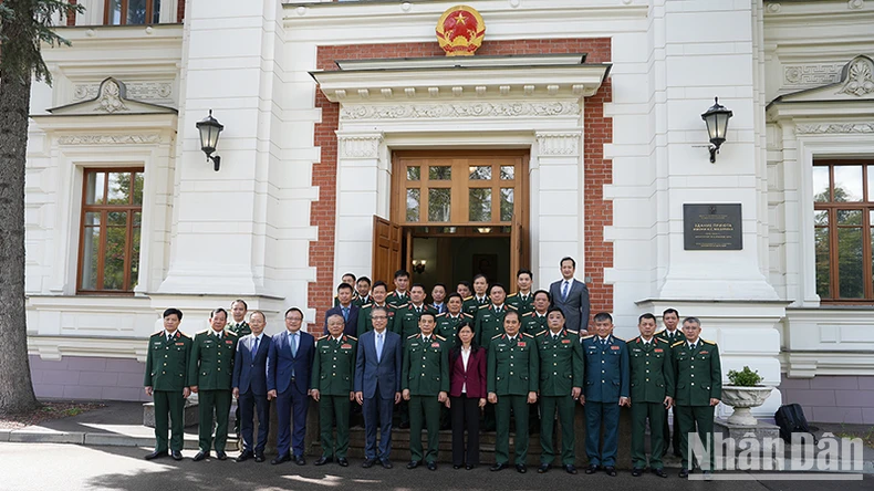 Đại tướng Phan Văn Giang dâng hoa tại Tượng đài Chủ tịch Hồ Chí Minh ở thủ đô Moskva, Liên bang Nga ảnh 3