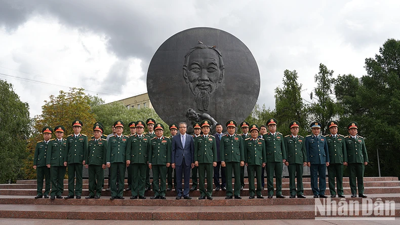 Đại tướng Phan Văn Giang dâng hoa tại Tượng đài Chủ tịch Hồ Chí Minh ở thủ đô Moskva, Liên bang Nga ảnh 1