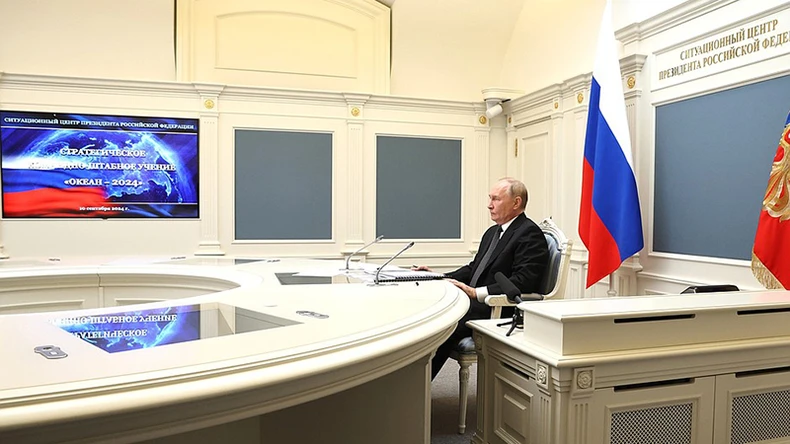 Tổng thống Putin tham gia quan sát cuộc tập trận qua màn hình video trực tuyến. (Ảnh: KREMLIN.RU)