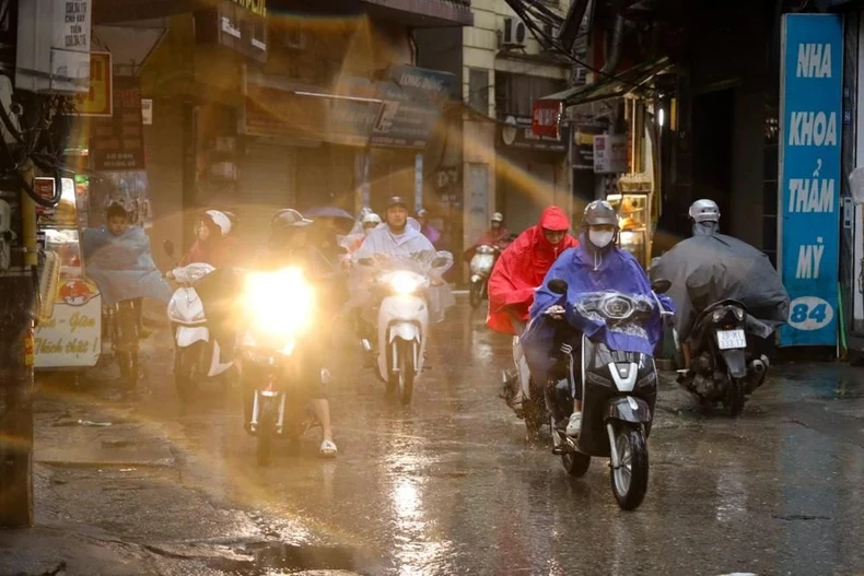 [Ảnh] Hà Nội: Mưa lớn gây ùn tắc giao thông nhiều tuyến đường đầu giờ sáng ảnh 7