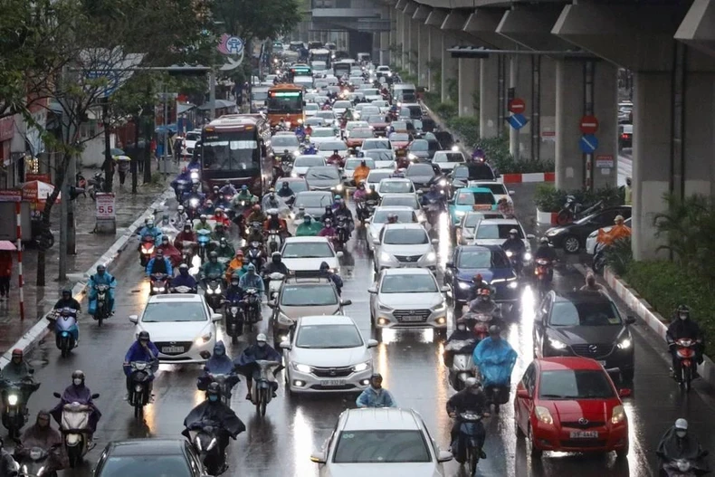 [Ảnh] Hà Nội: Mưa lớn gây ùn tắc giao thông nhiều tuyến đường đầu giờ sáng ảnh 5