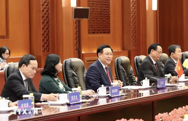 Chủ tịch Quốc hội Vương Đình Huệ hội đàm và ký thỏa thuận hợp tác với Ủy viên trưởng Nhân đại toàn quốc Trung Quốc Triệu Lạc Tế ảnh 2