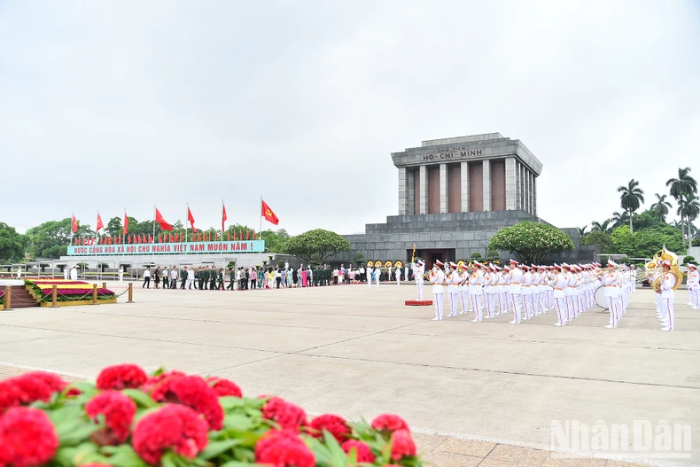 Các đồng chí lãnh đạo Đảng, Nhà nước vào Lăng viếng Chủ tịch Hồ Chí Minh- Ảnh 11.