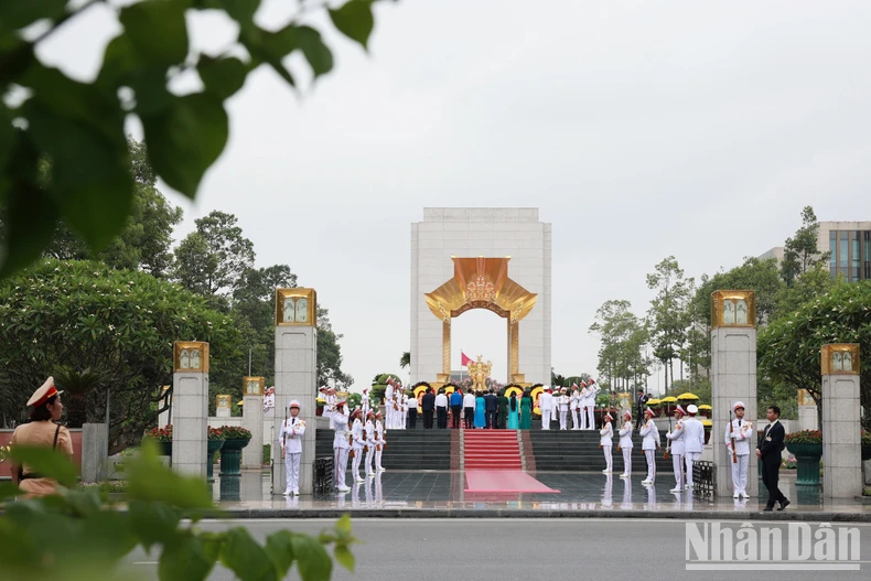 Các đồng chí lãnh đạo Đảng, Nhà nước vào Lăng viếng Chủ tịch Hồ Chí Minh- Ảnh 12.