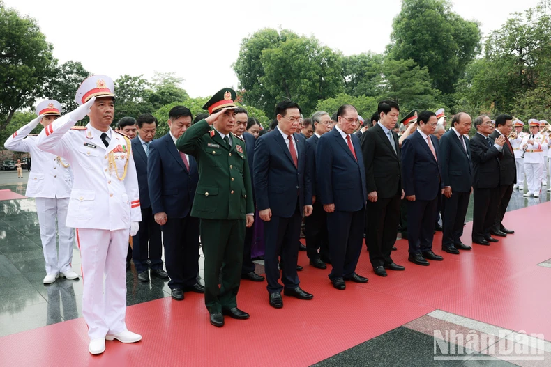 Các đồng chí lãnh đạo Đảng, Nhà nước vào Lăng viếng Chủ tịch Hồ Chí Minh- Ảnh 13.