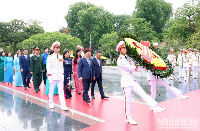 Các đồng chí lãnh đạo Đảng, Nhà nước vào Lăng viếng Chủ tịch Hồ Chí Minh- Ảnh 16.