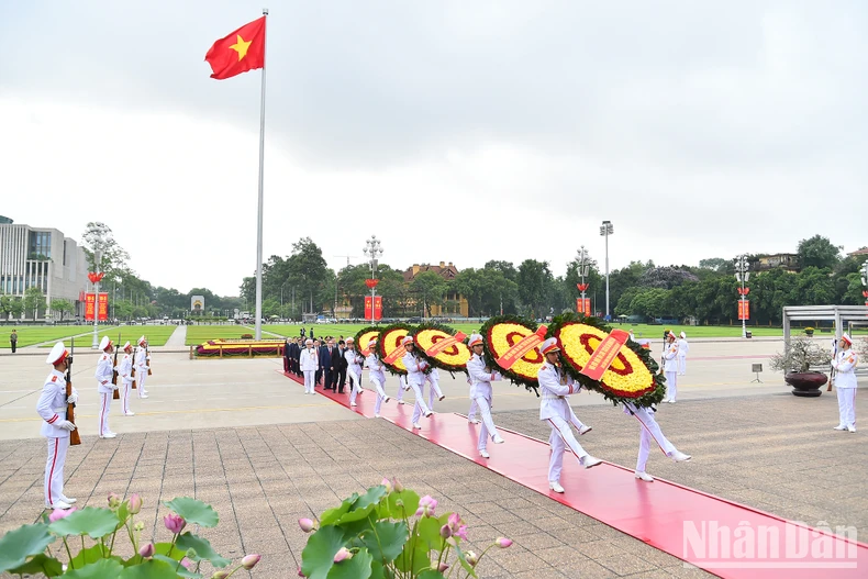Các đồng chí lãnh đạo Đảng, Nhà nước vào Lăng viếng Chủ tịch Hồ Chí Minh- Ảnh 2.