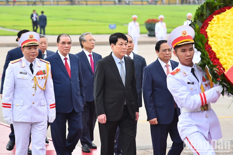 Các đồng chí lãnh đạo Đảng, Nhà nước vào Lăng viếng Chủ tịch Hồ Chí Minh- Ảnh 3.
