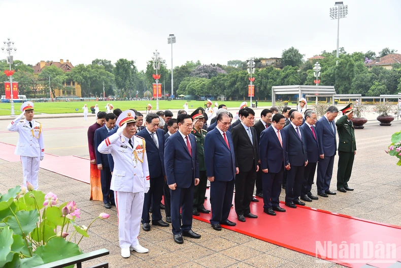 Các đồng chí lãnh đạo Đảng, Nhà nước vào Lăng viếng Chủ tịch Hồ Chí Minh- Ảnh 4.