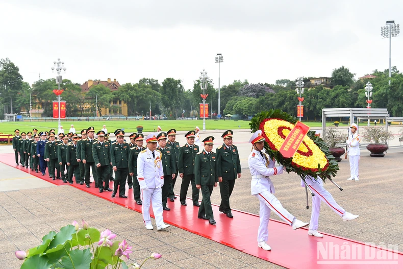 Các đồng chí lãnh đạo Đảng, Nhà nước vào Lăng viếng Chủ tịch Hồ Chí Minh- Ảnh 5.