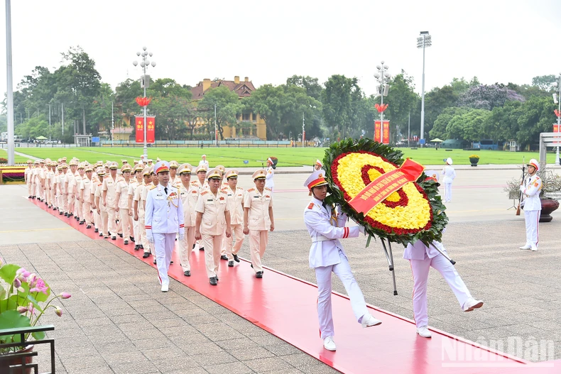 Các đồng chí lãnh đạo Đảng, Nhà nước vào Lăng viếng Chủ tịch Hồ Chí Minh- Ảnh 7.