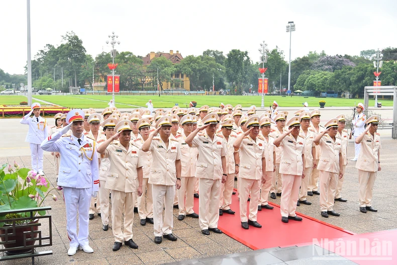 Các đồng chí lãnh đạo Đảng, Nhà nước vào Lăng viếng Chủ tịch Hồ Chí Minh- Ảnh 8.