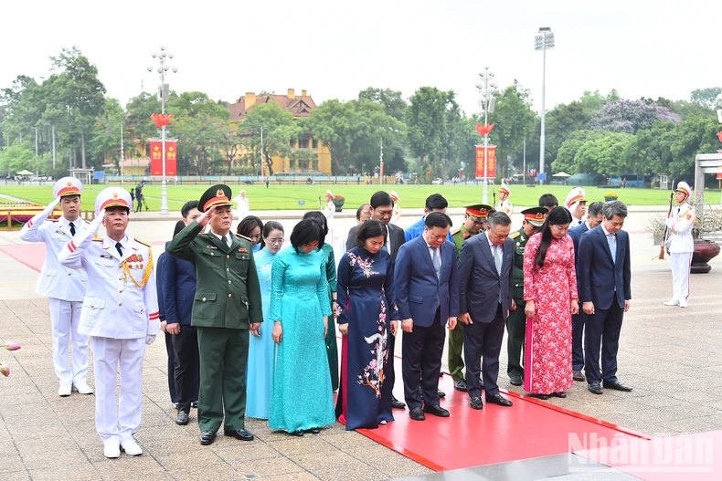 Các đồng chí lãnh đạo Đảng, Nhà nước vào Lăng viếng Chủ tịch Hồ Chí Minh- Ảnh 9.