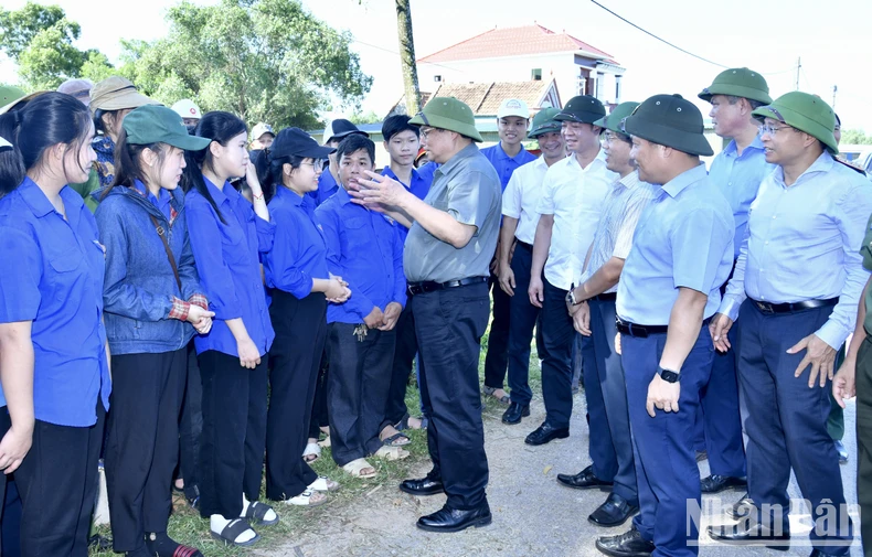 Thủ tướng Phạm Minh Chính thăm Trung tâm Công tác xã hội tỉnh Quảng Bình ảnh 4