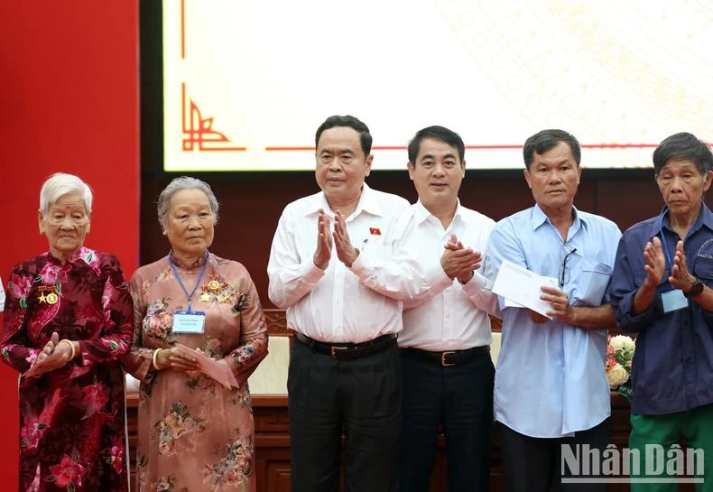 Chủ tịch Quốc hội Trần Thanh Mẫn trao quà tặng người có công với cách mạng tỉnh Hậu Giang ảnh 1