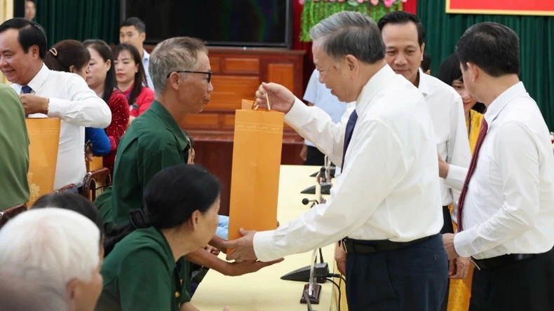 Tổng Bí thư, Chủ tịch nước Tô Lâm tri ân người có công, hỗ trợ người nghèo tỉnh Quảng Trị ảnh 1