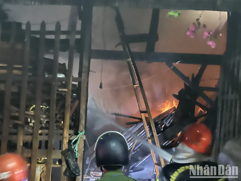 Cháy lớn xưởng gỗ ở Đồng Tháp ảnh 14