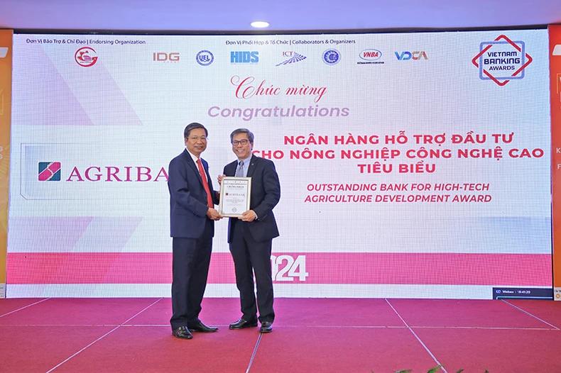 Agribank được vinh danh 3 giải thưởng Ngân hàng Việt Nam tiêu biểu 2024 ảnh 1