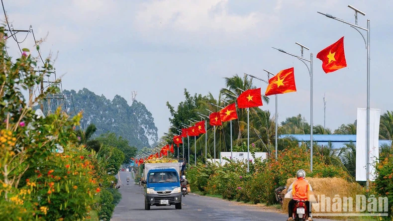 [Ảnh] Cờ đỏ sao vàng tung bay trên khắp các nẻo đường đất nước ảnh 7