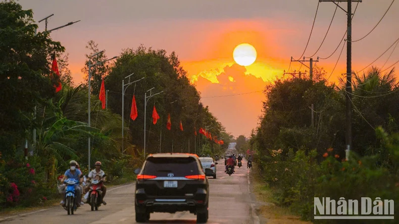 [Ảnh] Cờ đỏ sao vàng tung bay trên khắp các nẻo đường đất nước ảnh 6