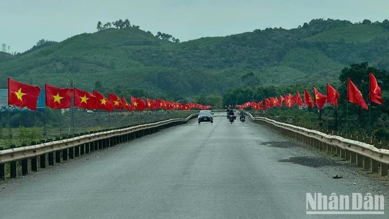 [Ảnh] Cờ đỏ sao vàng tung bay trên khắp các nẻo đường đất nước ảnh 14